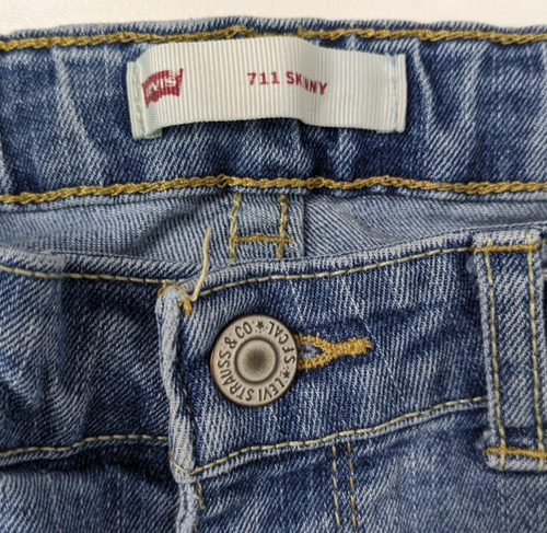 Pantalones de mezclilla ajustados Levis 711 para niñas talla 12 azul lavado medio ENVÍO GRATUITO - Imagen 4 de 11