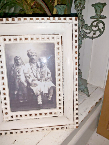 A SET OF TWO INDIAN HAND CARVED MANGO WOOD PHOTO FRAMES - ANTIQUE GREEN & WHITE - Picture 8 of 11