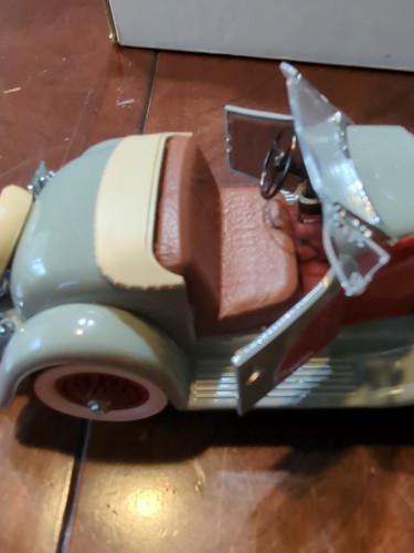 Danbury Mint 1:24 Scale 1935 Duesenberg SSJ Silver Doors Open with Styrofoam - Picture 6 of 18