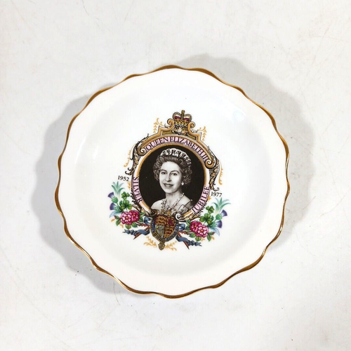 Queen Elizabeth II Silver Jubilee 1952-1977 Portrait Porcelain Trinket Dish - Picture 1 of 3