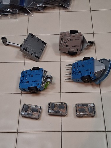 Hexbug Battlebots Lot 4 Bots And 3 Remotes Plus Extra Parts Untested AS/IS - Picture 3 of 6