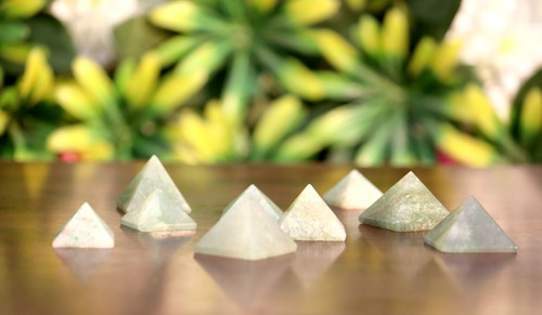 Green Aventurine Small Pyramids Lot of 9Pc - Picture 2 of 8