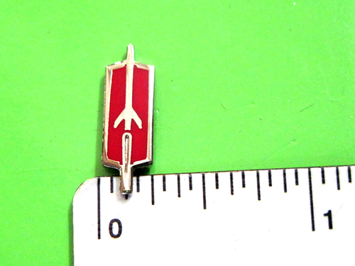 Recorte de cohete Oldsmobile - pasador de sombrero, pasador de solapa, tie tac, alfiler de sombrero EN CAJA DE REGALO - Imagen 1 de 6