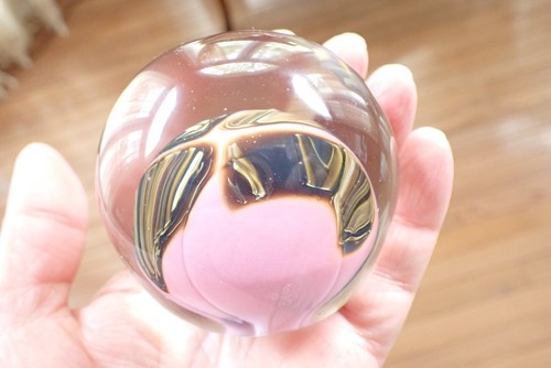 Vintage signierter Rebecca Stewart 1987 mundgeblasener Glas Briefbeschwerer rosa Brauntöne - Bild 6 von 6