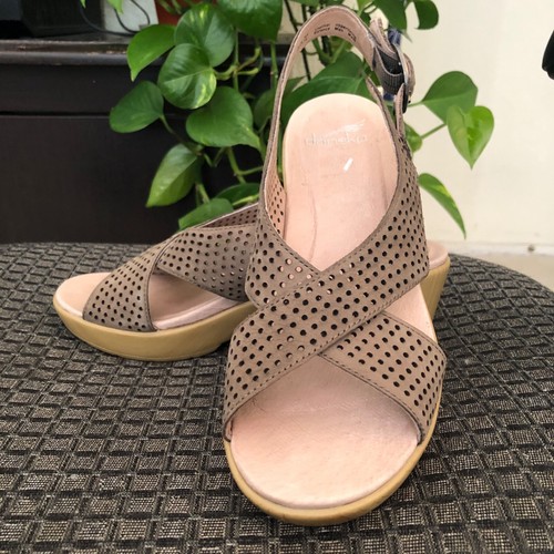 Dansko Jacinda Slingback Leder Keilabsatz Schnalle hellbraun perforiert Größe 7,5/38