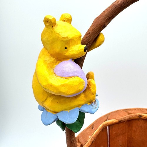 Klassischer Pooh Holzkorb Disney Winnie hält Honigferkel auf Blumen - Bild 8 von 13