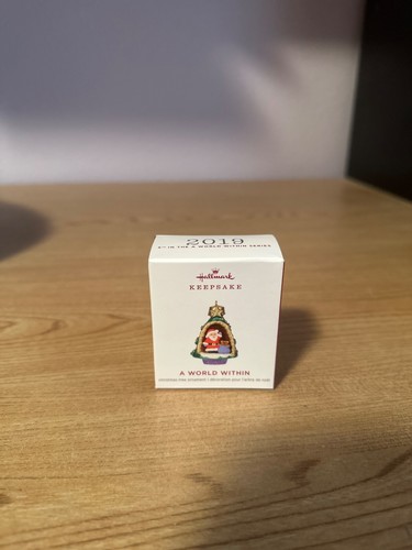 2019 Hallmark A WORLD WITHIN Miniatur Weihnachtsbaum 5. in Serie Weihnachtsschmuck #5