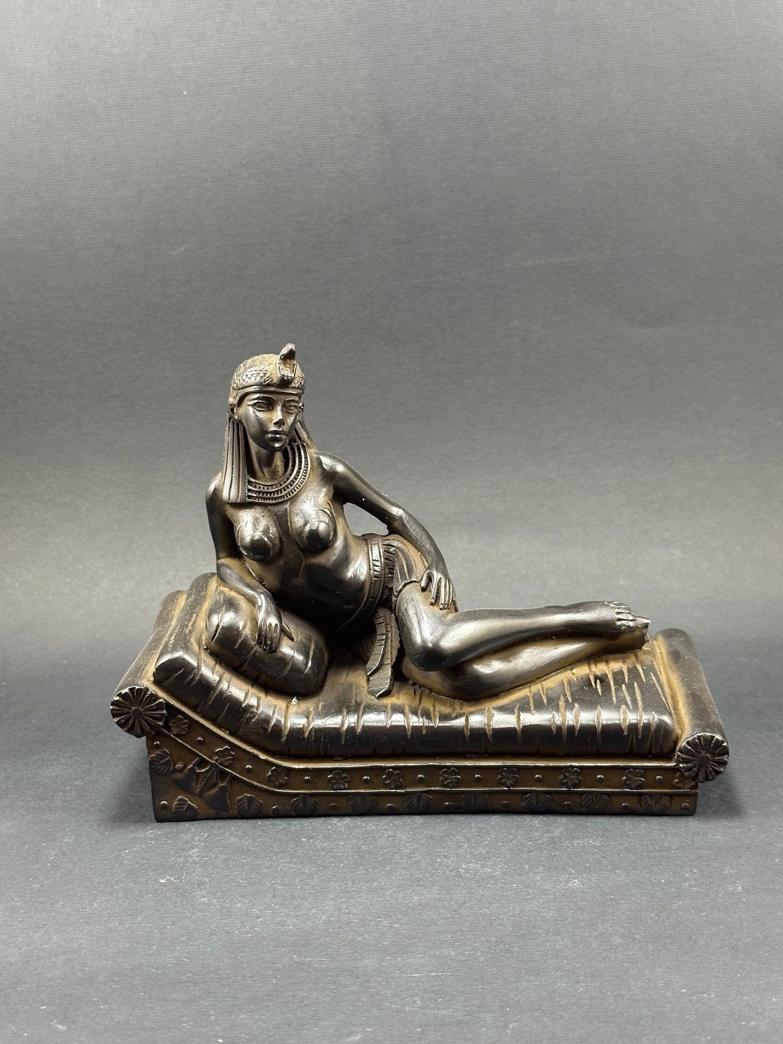 estatua de la reina egipcia Cleopatra acostada en el salón de la cama, piedra maciza negra