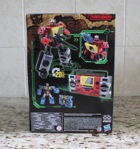 Transformers Kingdom Voyager WFC-K44 Autobot Blaster & Eject | NEW - Picture 9 of 9