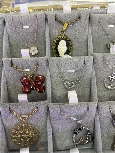 24 Vintage Ketten Konvolut Modeschmuck mit grauer Vitrine. Lot 5 - Bild 4 von 10