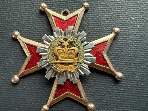 Pin medalla vintage esmaltada CRUZ con corona excelente estado 1 7/8" - Imagen 3 de 4