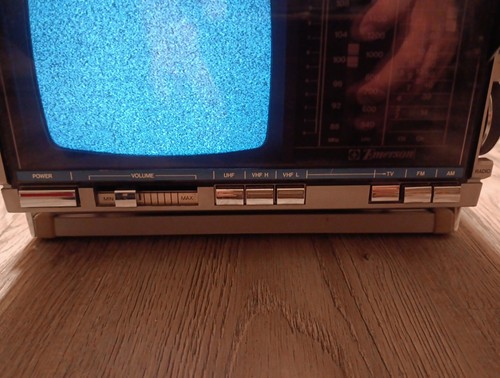 TV portátil vintage 1989 modelo EMERSON VR36 - 5"" blanco y negro con radio AM/FM - Imagen 3 de 6