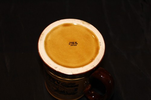 Vintage japanischer Gold und Schwarz Keramik Bierkrug mit Gebäude und Bäumen 4,5" Höhe - Bild 5 von 9