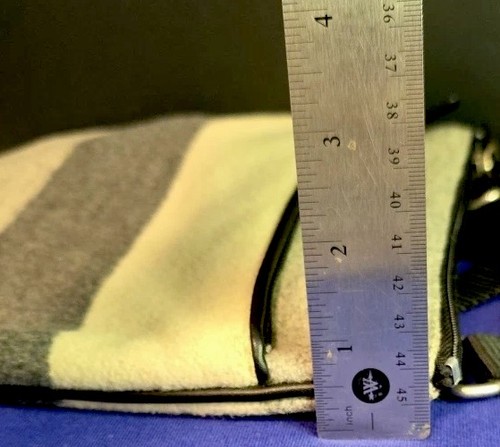 American Eagle Outfitters grau gestreifte Woll-Umhängetasche 8 x 9 Zoll verstellbarer Riemen - Bild 16 von 22