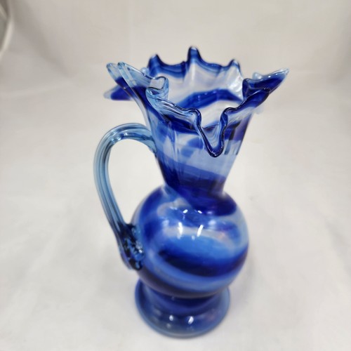 Vaso vintage in vetro artistico soffiato a mano brocca Ewer 7" vortice blu manico increspato - Foto 3 di 12