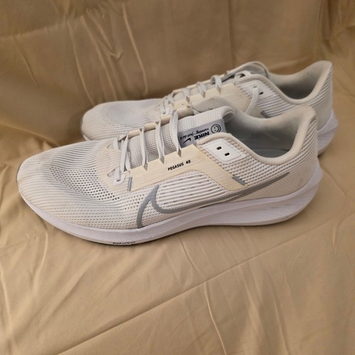 Nike Air Zoom Pegasus 40 Bajo Blanco Metálico Plateado Para Mujer Zapatos para Correr DV3854- - Imagen 2 de 8