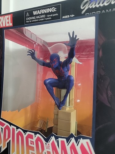 Marvel - Statua Diorama Spider-Man 2099 in PVC (Giocattoli Seleziona Diamante) - Foto 2 di 14