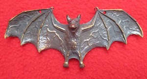 Very-Special-Cast-Bronze-Amazingly-Detailed-Flying-Vampire-Bat-Pendant