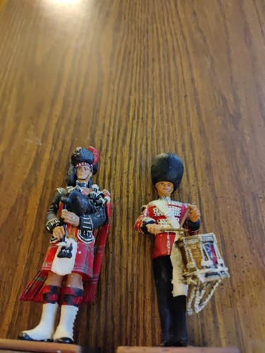 Scot Guard & The Black Uhrenfiguren auf 1,25" Holzsockel