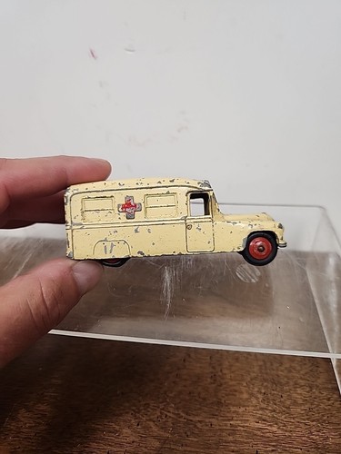 VINTAGE DINKY TOYS DAIMLER AMBULANCE CREAM COLOR - MECCANO LTD - Picture 3 of 6