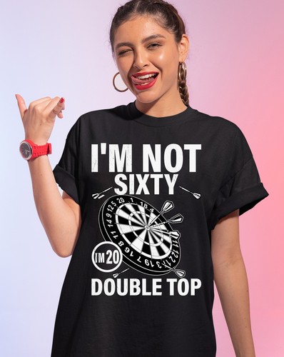 Camiseta I'm Not Sixty I'm 20 Doble Top, Divertido Regalo de Cumpleaños para Fans de Dardos - Imagen 11 de 15