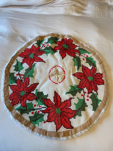 Christmas Tree Skirt Latch Hook Yarn Vintage Handmade 33" Poinsettia - Picture 6 of 9