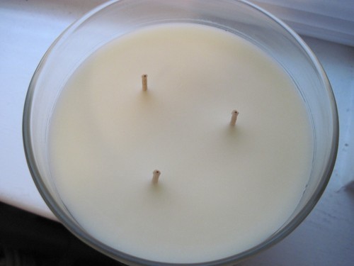 BATH AND BODY WORKS TWISTED PEPPERMINT CANDLE 3 WICK - Picture 3 of 3