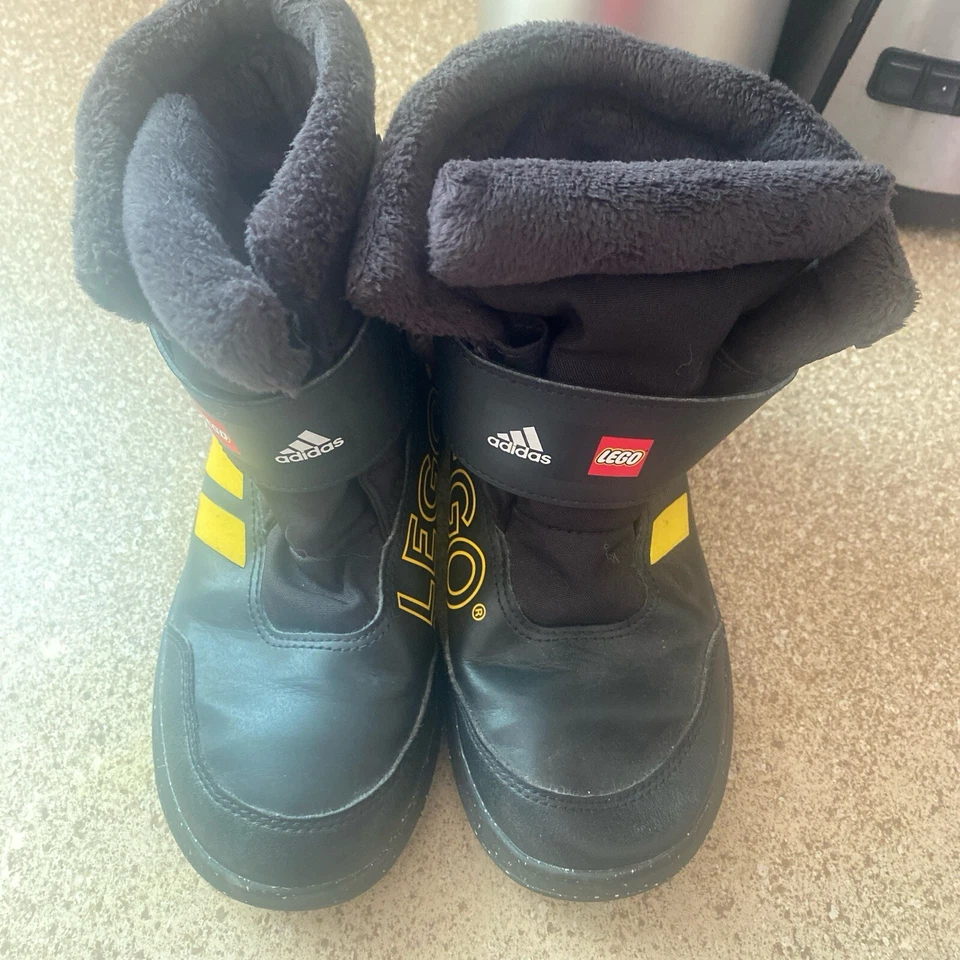 Botas Adidas Lego para niños de excelente uso. US S2. Sin olor. Pequeña cáscara interior.  Foto 2 de 4