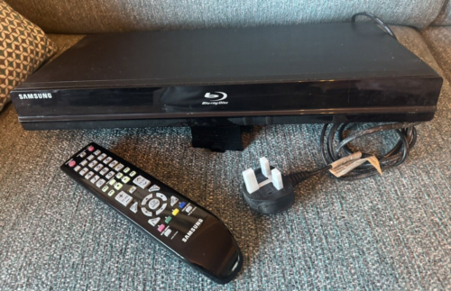 Samsung BD-P1600 Blu-Ray DVD Player with Remote