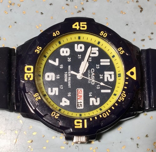 RELOJ ANALÓGICO CASIO 5125 MRW-200H ESFERA AZUL MARINO AMARILLO REFLEJOS ARAÑAZOS DESGASTE - Imagen 5 de 15