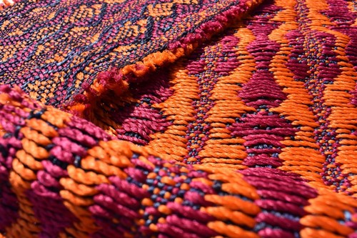 Hand woven scarlet silk scarf by Umber Panezai. Shipping worldwide with DHL. - Picture 7 of 12