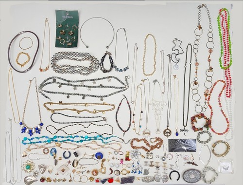 HUGE COSTUME JEWELRY LOT VINTAGE & MODERN STYLE NECKLACES BRACELETS BROOCH MORE - Picture 2 of 24