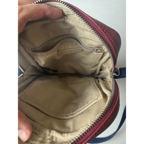 Lacoste Umhängetasche - Burgund mit blauem Riemen - Bild 6 von 9