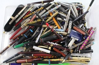 Writing Instruments Assorted Inc Fountain Pens Ballpoint Rollerball Loose 3.5kg