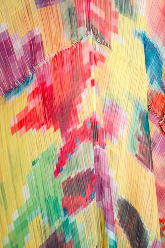 Pleats Please Issey Miyake Multicolour Pixel-Printed Shawl, Size O/S - Picture 5 of 9