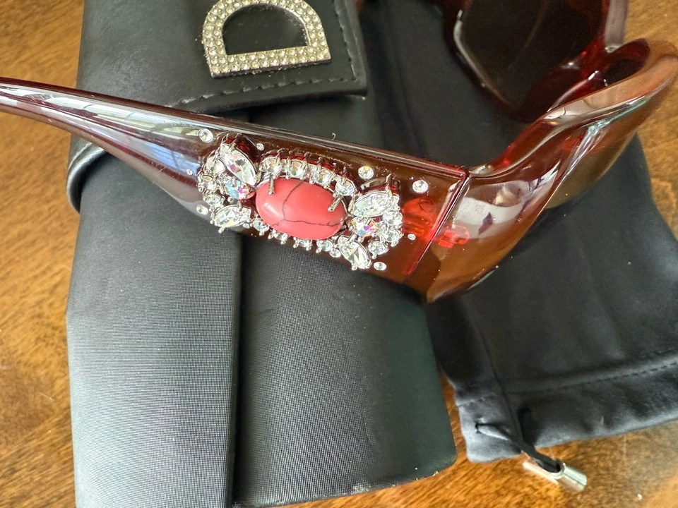 Gafas de sol Dolce and Gabbana rojo oscuro DG 6053-G cuadradas adornadas estuche dañado Foto 2 de 4