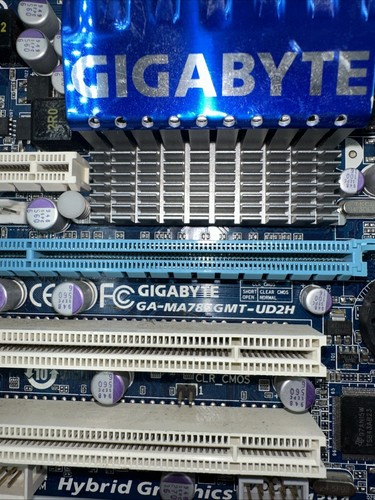 Carte mère Gigabyte GA-MA785GMT-UD2H avec processeur AMD Athlon II et ventirad - Afbeelding 3 van 7