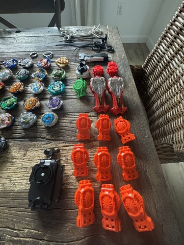 Großes gemischtes Set Vintage Beyblade Hasbro Takara Tomy Metall mit Reißschnüren Werfer - Bild 7 von 16