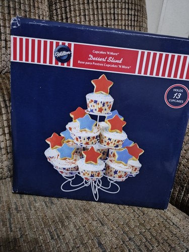 Wilton Patriotic Cupcake Stand 13 Cupcakes Stars Red White Blue July 4th  - Picture 1 of 5