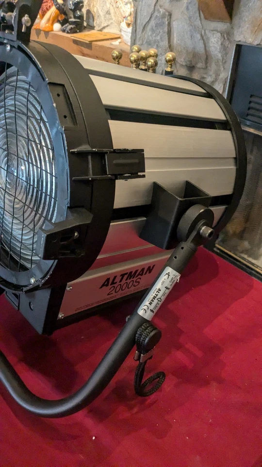 Altman 2000 S Stage Studio Light Backlight or Kicker Fixture 1000W - Image 4 of 4