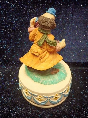 Music Box Clown UCGC Figurine Plays Send In the Clowns Accordion Cat - Picture 2 of 3