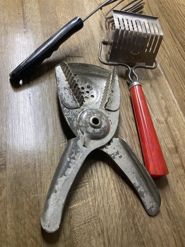 Lot Of 3 Vintage Red Bakelite Handle Pasta Maker Kitchen Juicer And Egg Dipper/ - Picture 5 of 7