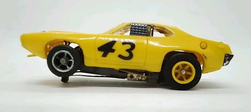 Aurora AFX Plymouth Road Runner Stock Car mit beleuchtetem Chassis HO Scale Slotcar - Bild 9 von 12