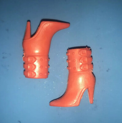 Vintage Mattel Barbie Puppenzubehör: ''My Scene'' spitz zulaufende High Heel Stiefel - rot