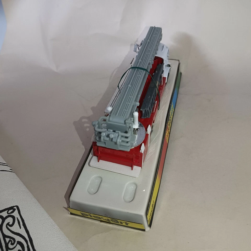 Model Power power art Firetruck 7968MP 1:48 Aerial Ladder Lift Baltimore Boxed  - Image 4 of 4