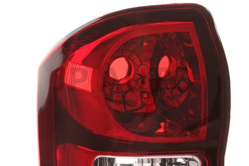 For 2004-2005 Toyota RAV4 Tail Light Driver Side - Picture 2 of 7