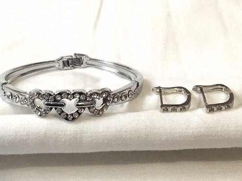 Weißgold vergoldetes Set Klapparmband + kleine Huggie Ohrringe.    uk - Bild 1 von 10