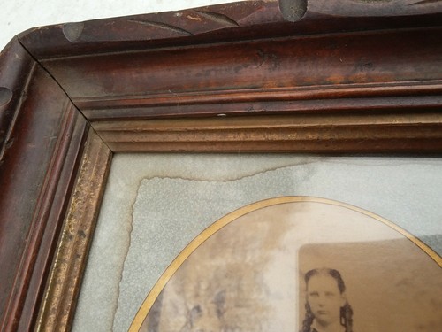 Antigua foto familiar tallada marco de madera adornado siglo 1800? ¿Principios del siglo XX? Decoración vintage - Imagen 8 de 8