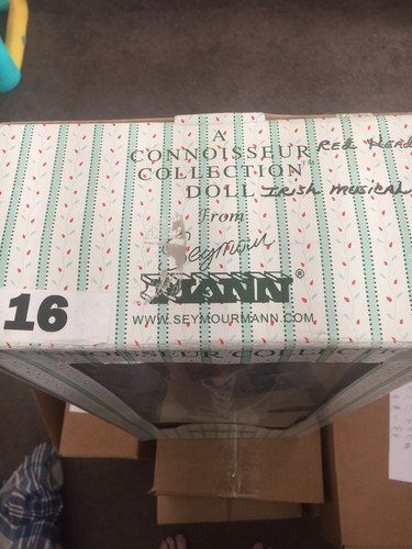 Una muñeca de colección Connoisseur de Seymour Mann Musical Nuevo en la caja D-281 - Imagen 9 de 11