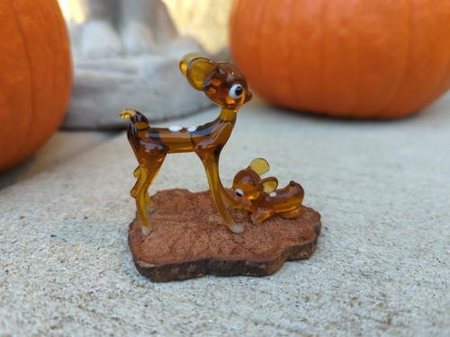 Vintage Miniatur mundgeblasen Braunglas Hirsch Bambi & Rehkitz auf Holz Display - Bild 2 von 13